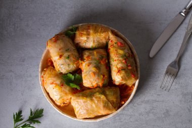 Et, pirinç ve sebzeli lahana dolması. Chou farci, dolma, sarma, sarmale, golubtsy veya golabki - birçok ülkede popüler yemek. Yukarıdan bak, en iyi stüdyo çekimi.