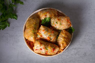 Et, pirinç ve sebzeli lahana dolması. Chou farci, dolma, sarma, sarmale, golubtsy veya golabki - birçok ülkede popüler yemek. Yukarıdan bak, en iyi stüdyo çekimi.