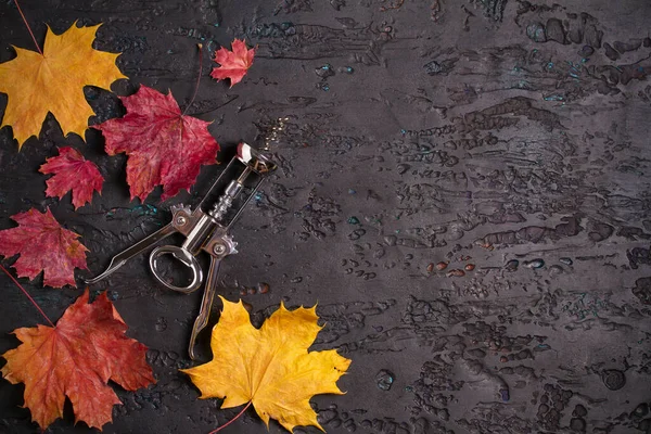 Weinkorkenzieher Auf Schwarzem Hintergrund Mit Herbstblättern Kopierraum Blick Von Oben — Stockfoto
