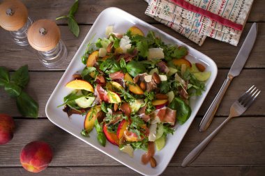 Şeftali ve jambonlu jambonlu salata. Tepede düz bir resim var.