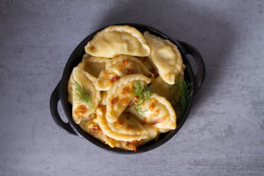 İçi patates dolu börekler. Varenyky, vareniki, pierogi, pirohy - dolgulu börek. Yukarıdan bak, en iyi stüdyo çekimi.