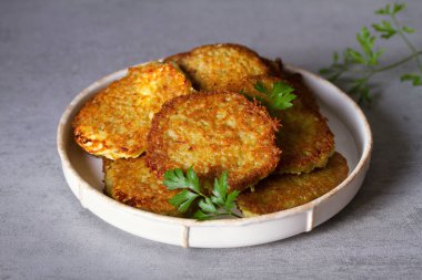 Patates keki. Sebzeli börek, krep, latke, draniki - pek çok ülkede popüler yemek