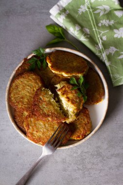 Patates keki. Sebzeli börek, krep, latke, draniki - pek çok ülkede popüler yemek. Yukarıdan bak, en iyi stüdyo çekimi.