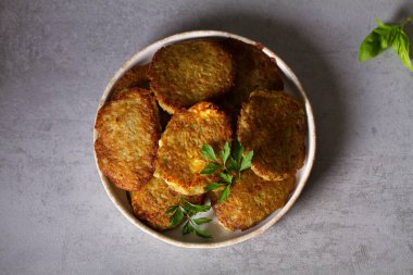 Patates keki. Sebzeli börek, krep, latke, draniki - pek çok ülkede popüler yemek. Yukarıdan bak, en iyi stüdyo çekimi.