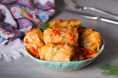 Et, pirinç ve sebzeli lahana ruloları. Chou farci, dolma, sarma, golubtsi veya golabki