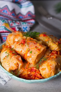 Et, pirinç ve sebzeli lahana ruloları. Chou farci, dolma, sarma, golubtsi veya golabki