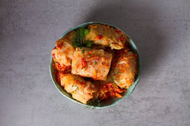 Et, pirinç ve sebzeli lahana ruloları. Chou farci, dolma, sarma, golubtsi veya golabki. Yukarıdan bak, en iyi stüdyo çekimi.