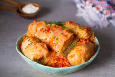 Et, pirinç ve sebzeli lahana ruloları. Chou farci, dolma, sarma, golubtsi veya golabki