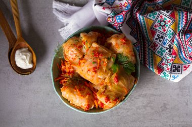 Et, pirinç ve sebzeli lahana ruloları. Chou farci, dolma, sarma, golubtsi veya golabki. Yukarıdan bak, en iyi stüdyo çekimi.