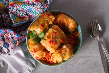 Et, pirinç ve sebzeli lahana ruloları. Chou farci, dolma, sarma, golubtsi veya golabki. Yukarıdan bak, en iyi stüdyo çekimi.