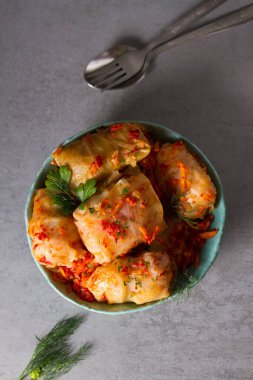 Et, pirinç ve sebzeli lahana ruloları. Chou farci, dolma, sarma, golubtsi veya golabki. Yukarıdan bak, en iyi stüdyo çekimi.