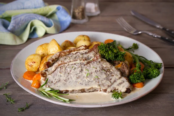 Steaky Pečeného Hovězího Krémovým Sýrovým Dresinkem Gorgonzola Zeleninou Talíři Vodorovná — Stock fotografie