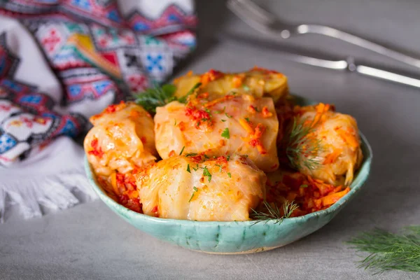 Et, pirinç ve sebzeli lahana ruloları. Chou farci, dolma, sarma, golubtsi veya golabki