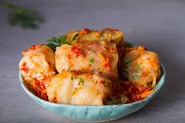 Et, pirinç ve sebzeli lahana ruloları. Chou farci, dolma, sarma, golubtsi veya golabki