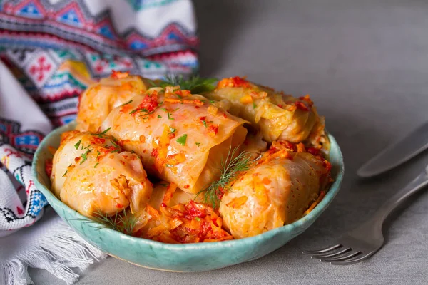 Et, pirinç ve sebzeli lahana ruloları. Chou farci, dolma, sarma, golubtsi veya golabki