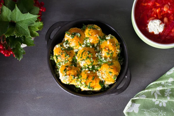 Buns Pampushky - Ukrainian garlic bread. Bread rolls with garlic and parsley, bowl of soup borsht. View from above, top studio shot — Stock Image Buns Pampushky Ukrainian Garlic Bread Bread Rolls Garlic Parsley Bowl Stock Photo