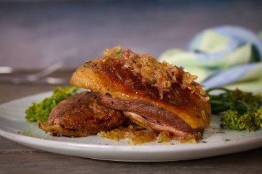 Sebzeli ördek göğsü filetosu. dikey resim