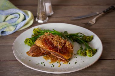 Sebzeli ördek göğsü filetosu. dikey resim