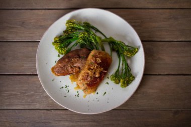 Sebzeli ördek göğsü filetosu. Yatay görüntünün üstünde