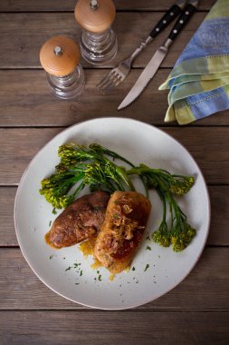 Sebzeli ördek göğsü filetosu. Tepedeki dikey resim