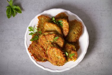 Patates keki. Sebzeli börek, krep, latke, tavada kızarmış patatesten oluşan tabaklar. Yukarıdan görüntüle, en üstten