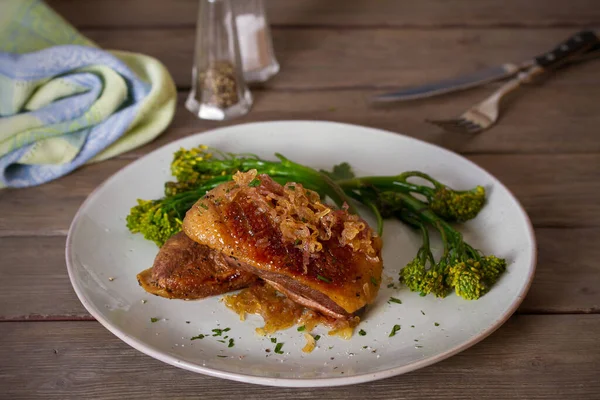 Sebzeli ördek göğsü filetosu. dikey resim