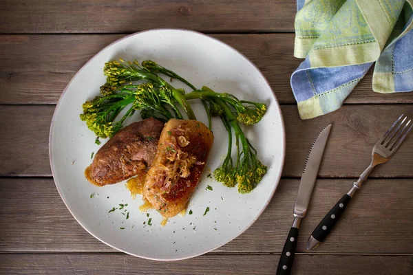 Sebzeli ördek göğsü filetosu. Yatay görüntünün üstünde