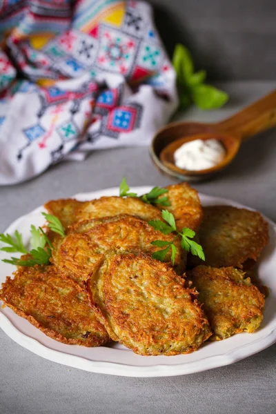 Patates keki. Sebzeli börek, krep, latke. Kızarmış patatesten oluşan yemek.. 