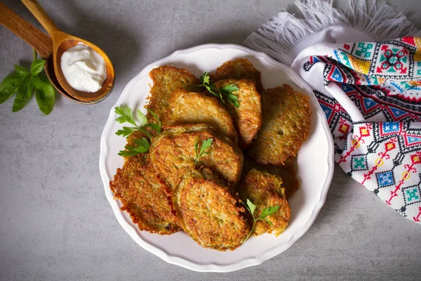 Patates keki. Sebzeli börek, krep, latke. Kızarmış patatesten oluşan yemek.. 