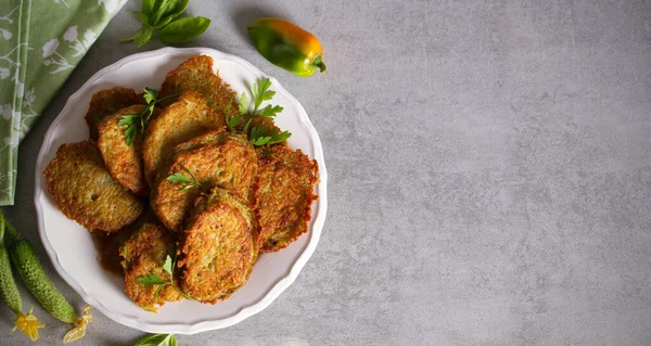 Patates keki. Sebzeli börek, krep, latke, tavada kızarmış patatesten oluşan tabaklar. Yukarıdan görüntüle, üst görünüm, boşluğu kopyala