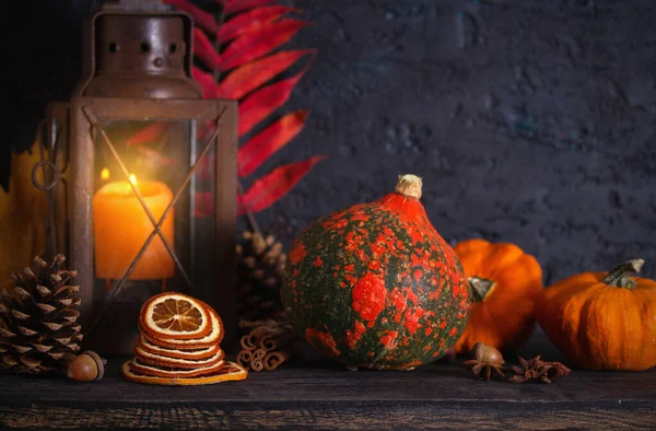 Herfst Thanksgiving Achtergrond Met Lantaarn Pompoenen Herfstbladeren Samenstelling Wintervakantie — Stockfoto