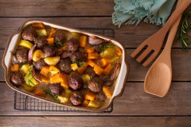 Tereyağlı ve patatesli köfte. Yukarıdan görüntüle, en üstten