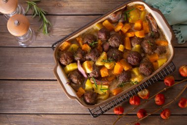 Tereyağlı ve patatesli köfte. Yukarıdan görüntüle, en üstten