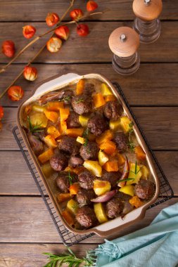 Tereyağlı ve patatesli köfte. Yukarıdan görüntüle, en üstten