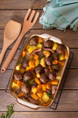 Tereyağlı ve patatesli köfte. Yukarıdan görüntüle, en üstten