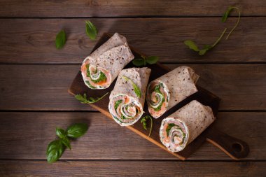 Somon ve krem peynirli dürüm. Somon füme rulo. Ev yapımı lezzetli burrito.