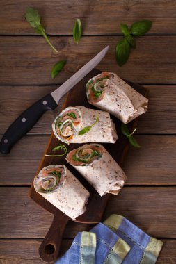 Somon ve krem peynirli dürüm. Somon füme rulo. Ev yapımı lezzetli burrito.