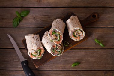 Somon ve krem peynirli dürüm. Somon füme rulo. Ev yapımı lezzetli burrito.