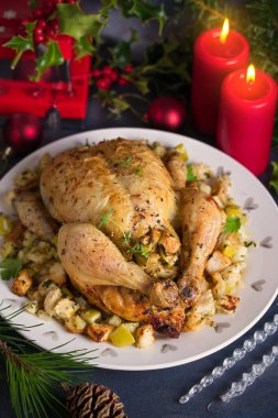 Elmalı ekmek ve kereviz ile doldurulmuş kızarmış tavuk. Noel yemeği masası