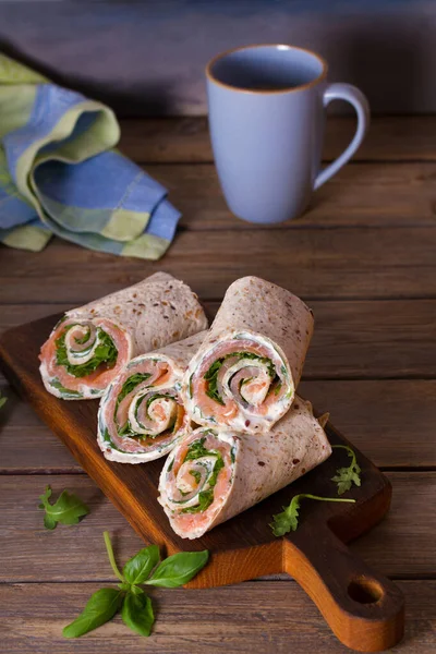 Lazac Krémsajttekercs Füstölt Lazacos Tekercs Házi Készítésű Finom Burrito — Stock Fotó