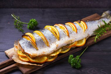 Limonlu, portakallı ve otlu kızarmış somon.