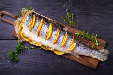 Limonlu, portakallı ve otlu kızarmış somon. Yukarıdan bak, en iyi stüdyo çekimi.