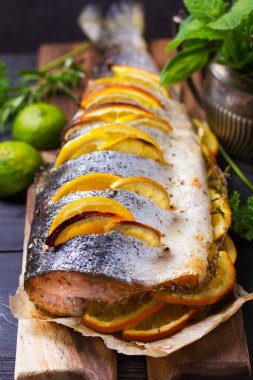 Limonlu, portakallı ve otlu kızarmış somon.