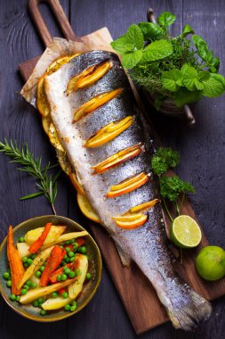 Limonlu, portakallı ve otlu kızarmış somon. Yukarıdan bak, en iyi stüdyo çekimi.