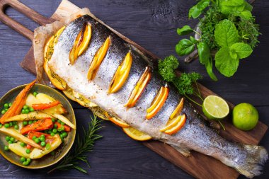 Limonlu, portakallı ve otlu kızarmış somon. Yukarıdan bak, en iyi stüdyo çekimi.