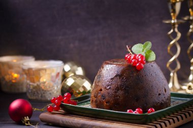Geleneksel olarak Noel yemeğinin bir parçası olarak sunulan meyveli puding.