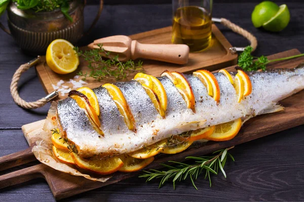 Limonlu, portakallı ve otlu kızarmış somon.