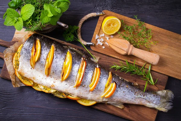 Limonlu, portakallı ve otlu kızarmış somon. Yukarıdan bak, en iyi stüdyo çekimi.