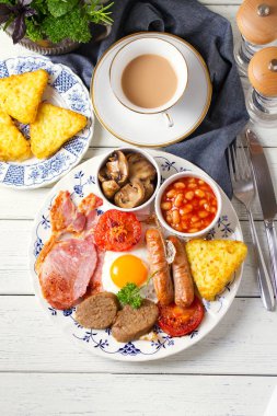 Klasik İrlanda ya da İngiliz kahvaltısı. Sosis, pastırma pastırması, puding, fasulye ve ızgara domates. Yüksek açı görünümü
