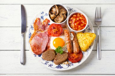 Klasik İrlanda ya da İngiliz kahvaltısı. Sosis, pastırma pastırması, puding, fasulye ve ızgara domates. Yüksek açı görünümü
